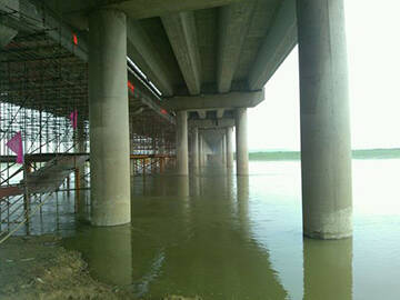 The Beijing Shanghai high-speed Xinyi River Bridge maintenance and reinforcement